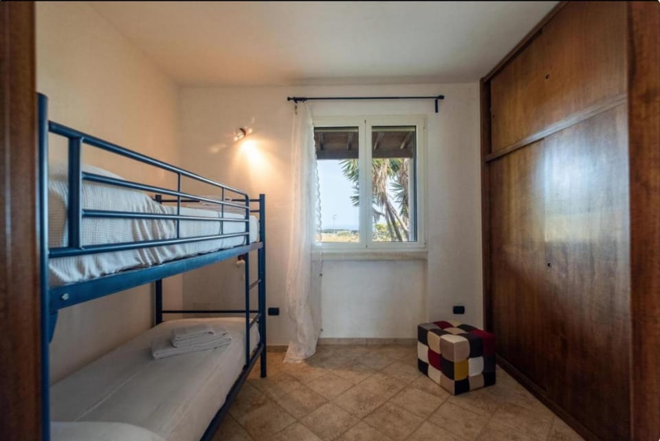 Bed, Photo of the whole room, Bedroom, bunk bed, towels
