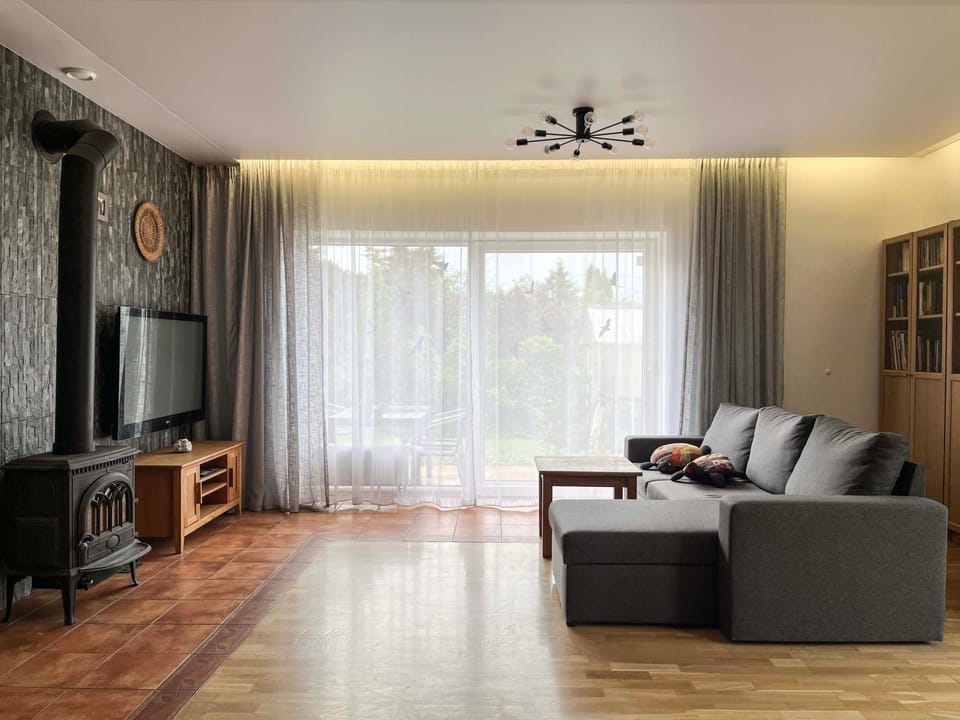 Communal lounge/ TV room, TV and multimedia, Living room, Seating area, Evening entertainment