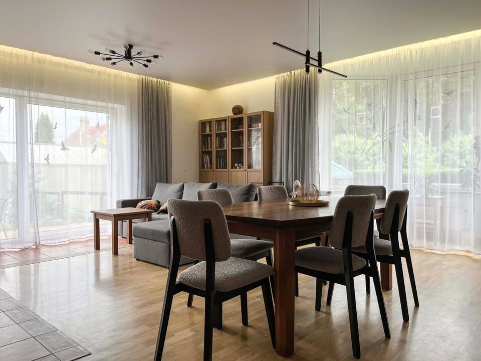 Living room, Seating area, Dining area, fireplace