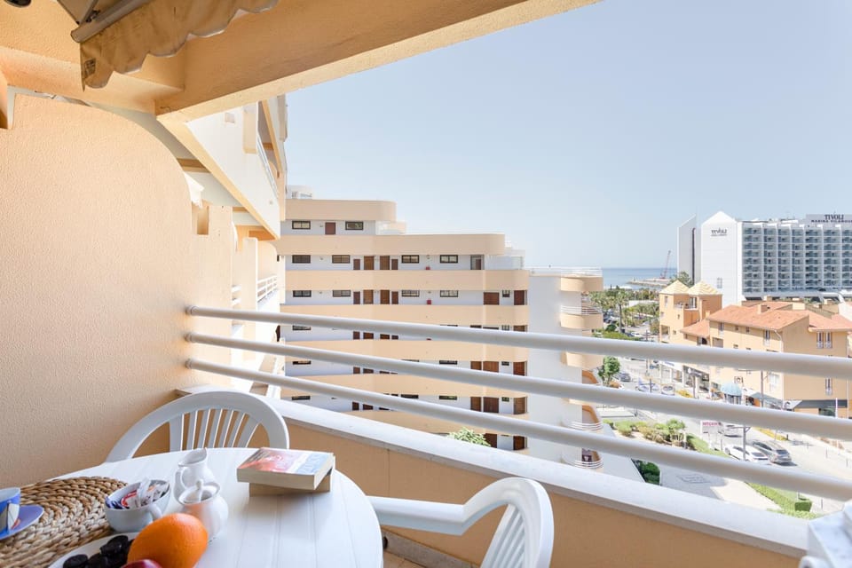 Property building, View (from property/room), Balcony/Terrace, Dining area, City view
