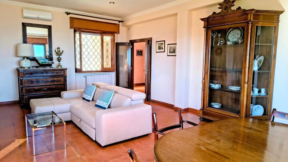 Communal lounge/ TV room, TV and multimedia, Dining area, Lunch