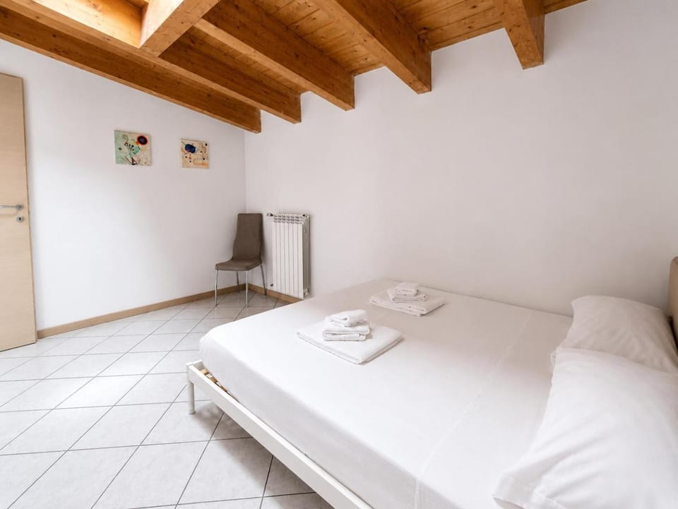 Bed, Bedroom, towels, towels