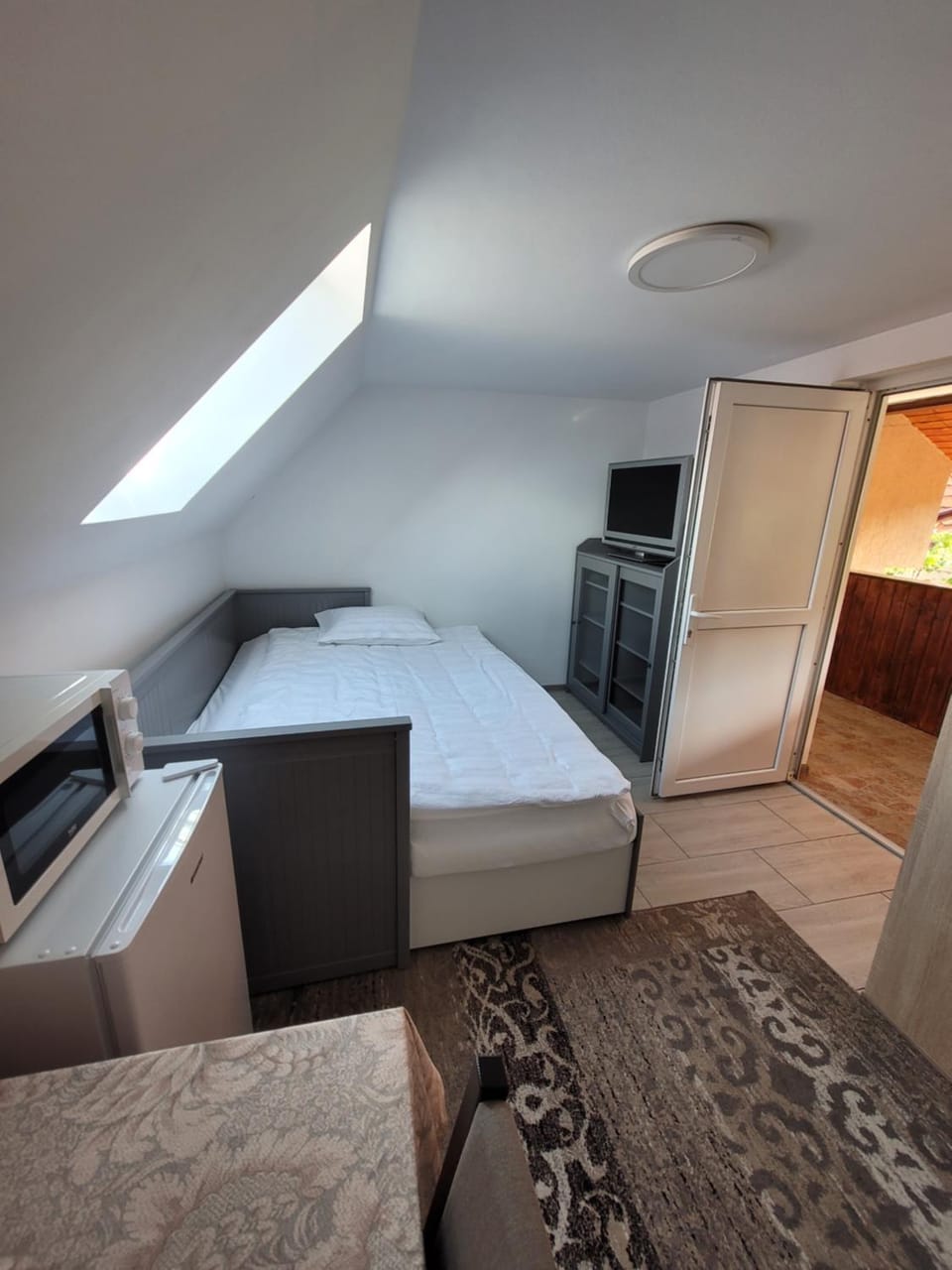 Bed, TV and multimedia, Photo of the whole room, Bedroom, oven