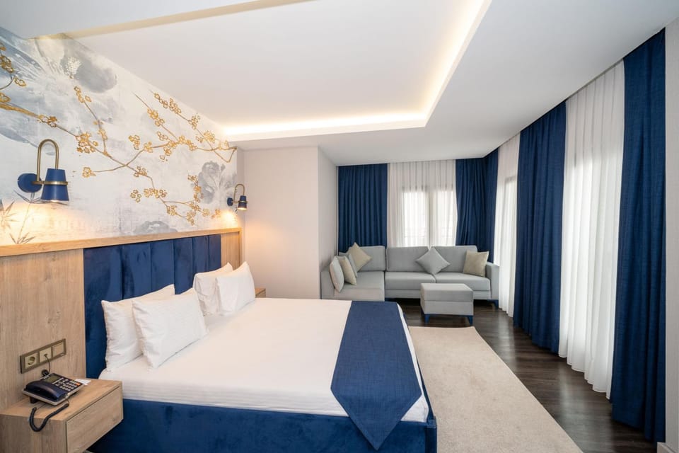 Bed, TV and multimedia, View (from property/room), Living room, Photo of the whole room, Seating area, Bedroom