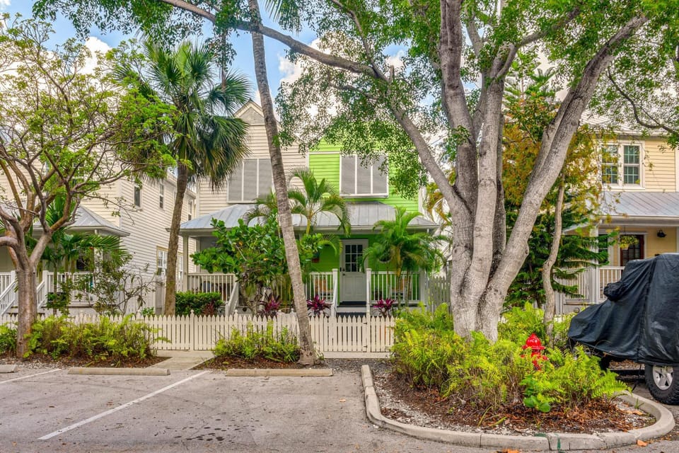 Old Town Proximity - Island Serenity! House in Stock Island