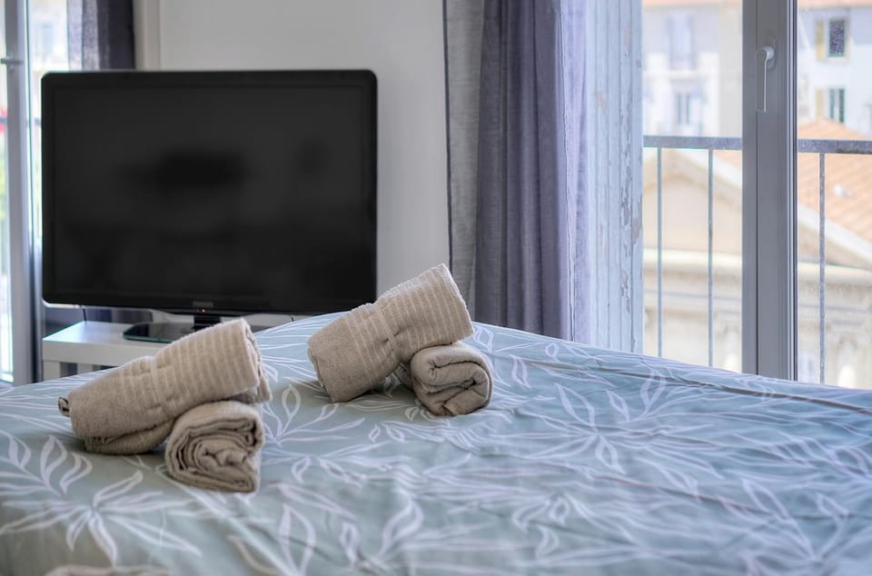 Bed, TV and multimedia, towels