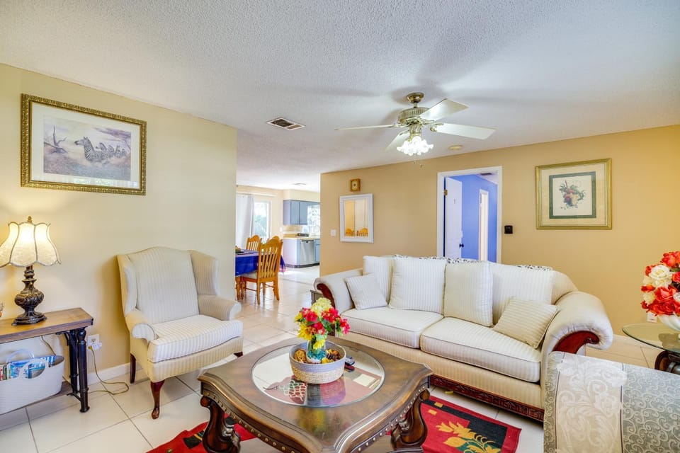 7 Mi to Satellite Beach: Melbourne Home w/ Yard House in Melbourne