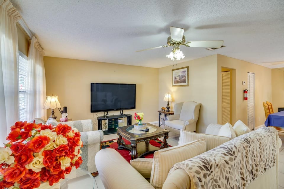 7 Mi to Satellite Beach: Melbourne Home w/ Yard House in Melbourne