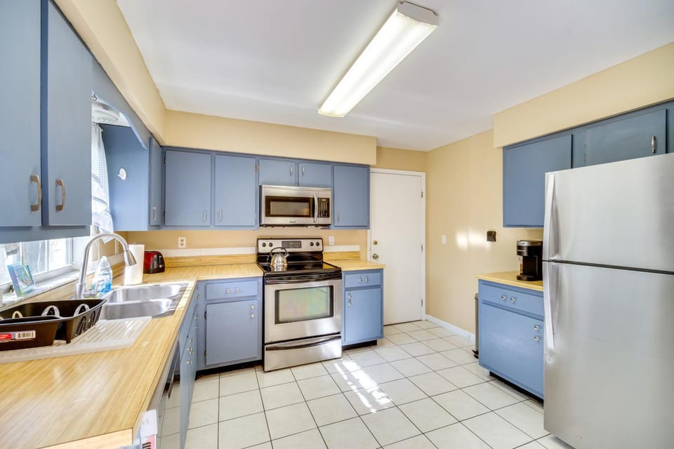 7 Mi to Satellite Beach: Melbourne Home w/ Yard House in Melbourne