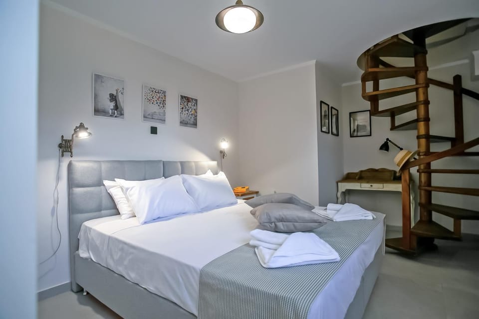 Bed, Photo of the whole room, towels