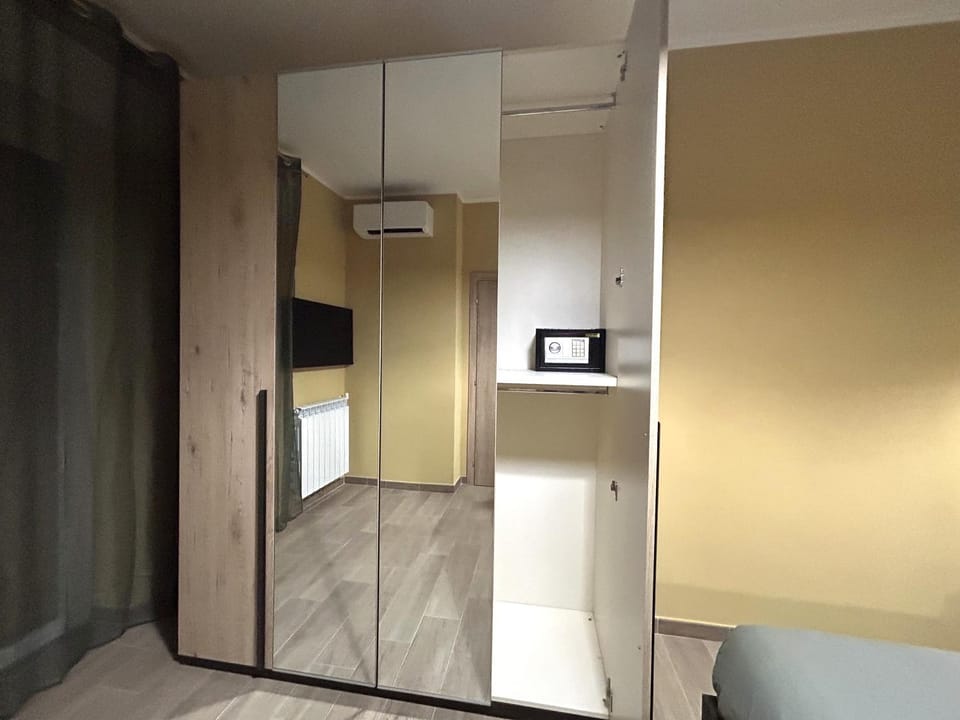 Bedroom, safe, wardrobe