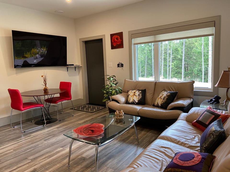 Communal lounge/ TV room, TV and multimedia, Dining area