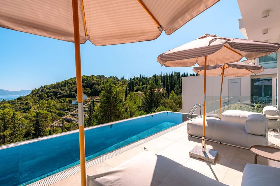 Natural landscape, Balcony/Terrace, Swimming pool, sunbed