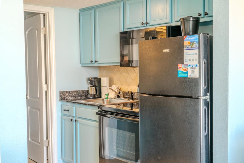 Direct Oceanfront 1 Bedroom Suite! Schooner At Compass Cove 335- Sleeps 4! House in Myrtle Beach