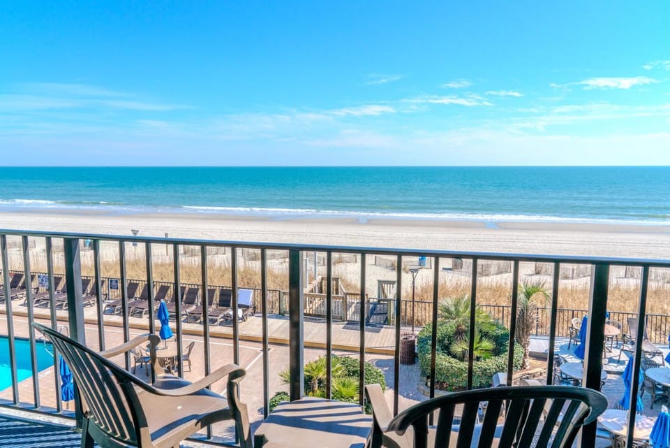 Direct Oceanfront 1 Bedroom Suite! Schooner At Compass Cove 335- Sleeps 4! House in Myrtle Beach