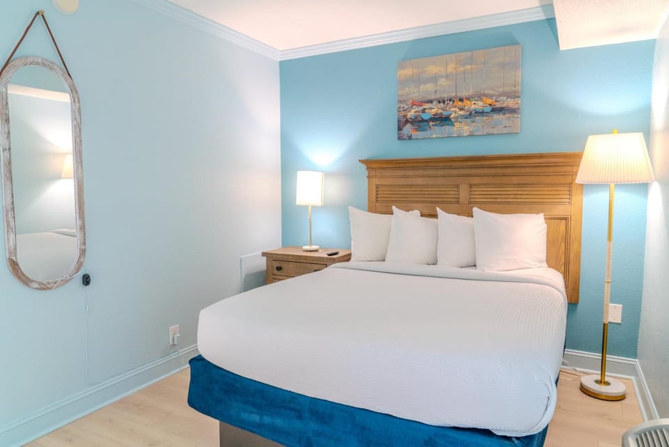 Direct Oceanfront 1 Bedroom Suite! Schooner At Compass Cove 335- Sleeps 4! House in Myrtle Beach
