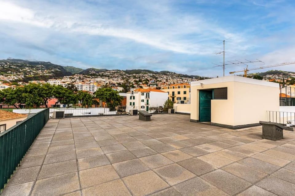 Enjoy the city center at fully equipped 2 BR 5 Min walk to beach & market Apartment in Funchal