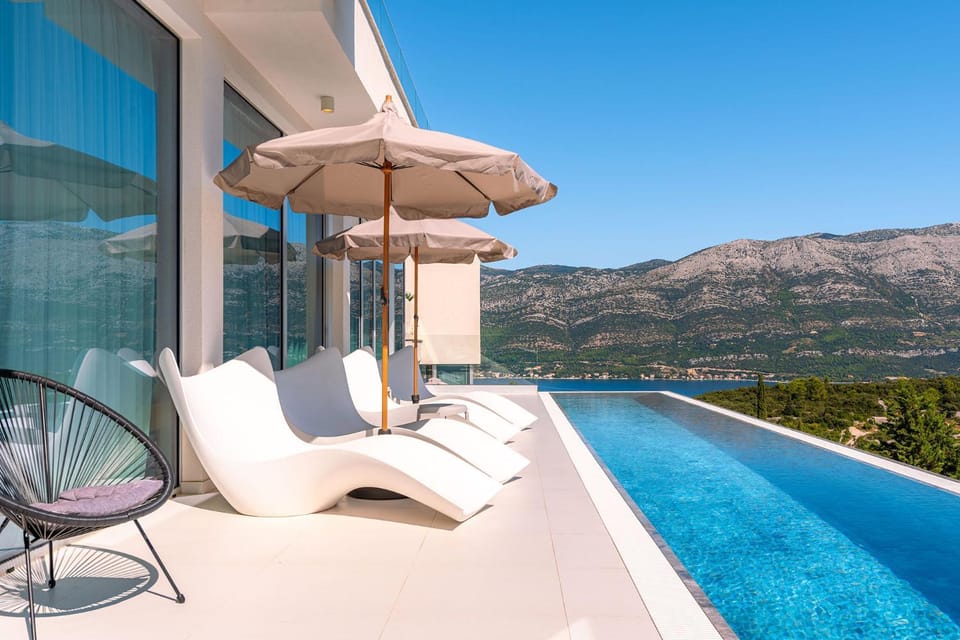 Property building, Sea view, Swimming pool