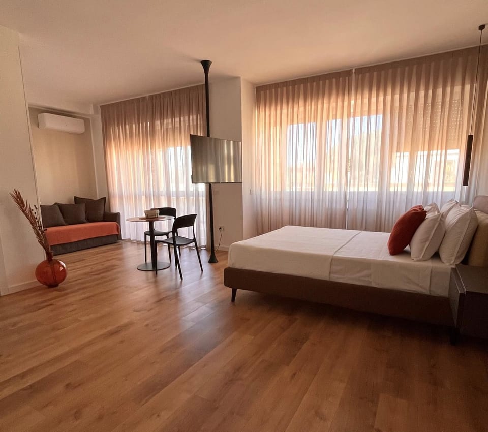 Bed, Living room, Photo of the whole room, Seating area, Bedroom, air conditioner