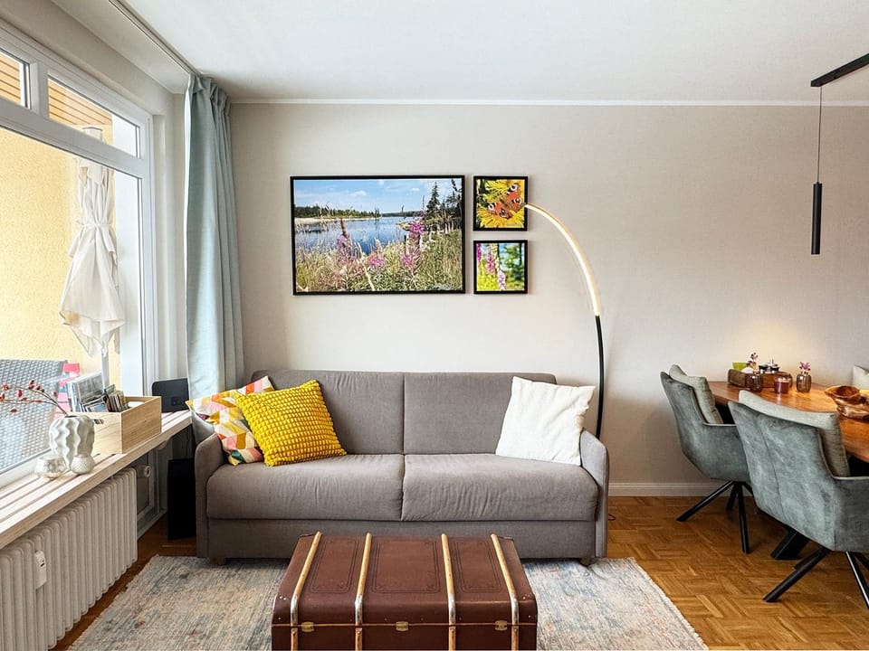 Bed, TV and multimedia, Living room, Seating area
