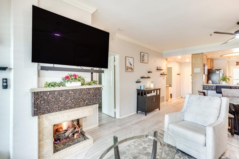 Huntington Beach Condo w/ Pool < 1 Mi to Pier! House in Huntington Beach