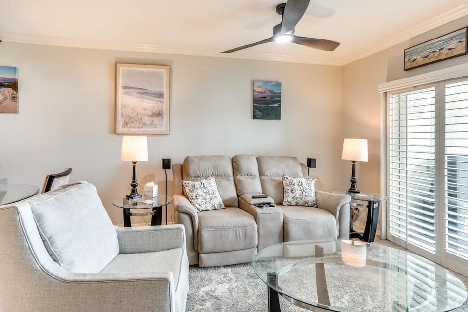 Huntington Beach Condo w/ Pool < 1 Mi to Pier! House in Huntington Beach