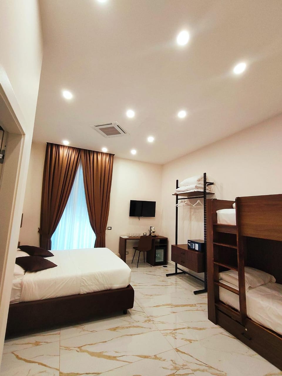 Bed, TV and multimedia, Photo of the whole room, Bedroom