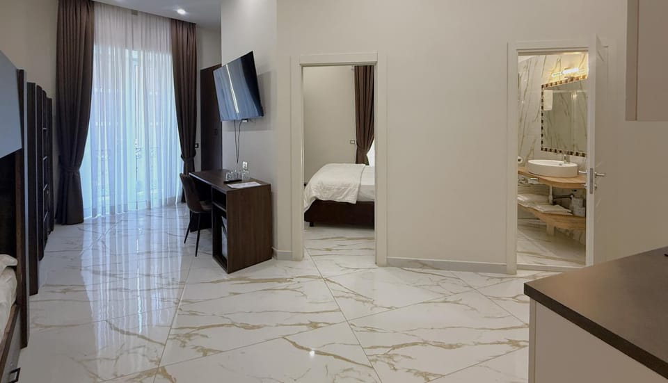 Bed, TV and multimedia, Kitchen or kitchenette, Photo of the whole room, Bedroom