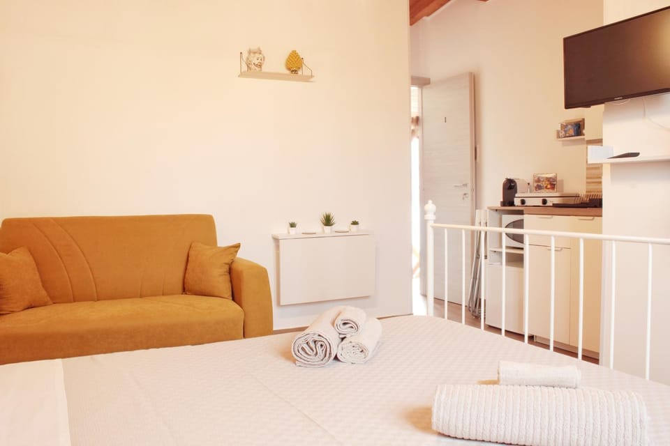 Kitchen or kitchenette, Seating area, Bedroom