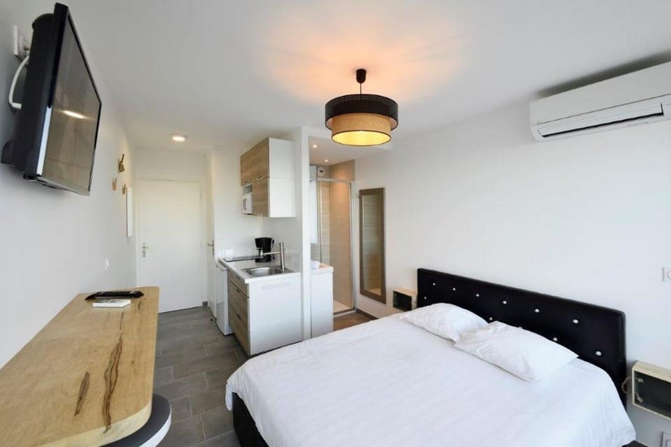 Photo of the whole room, air conditioner