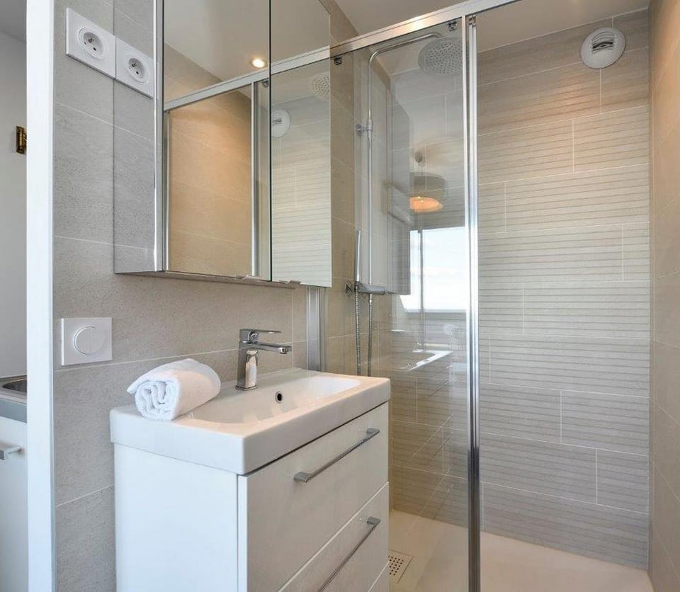Shower, Bathroom, towels