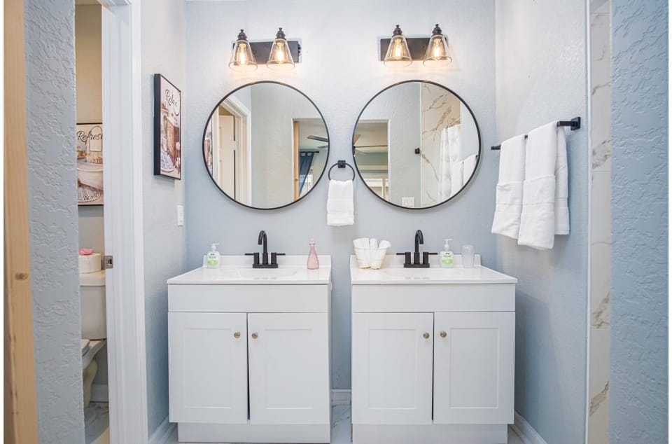 Toilet, Bathroom, towels