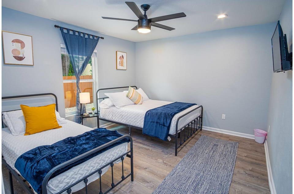 Bed, TV and multimedia, Photo of the whole room, Bedroom