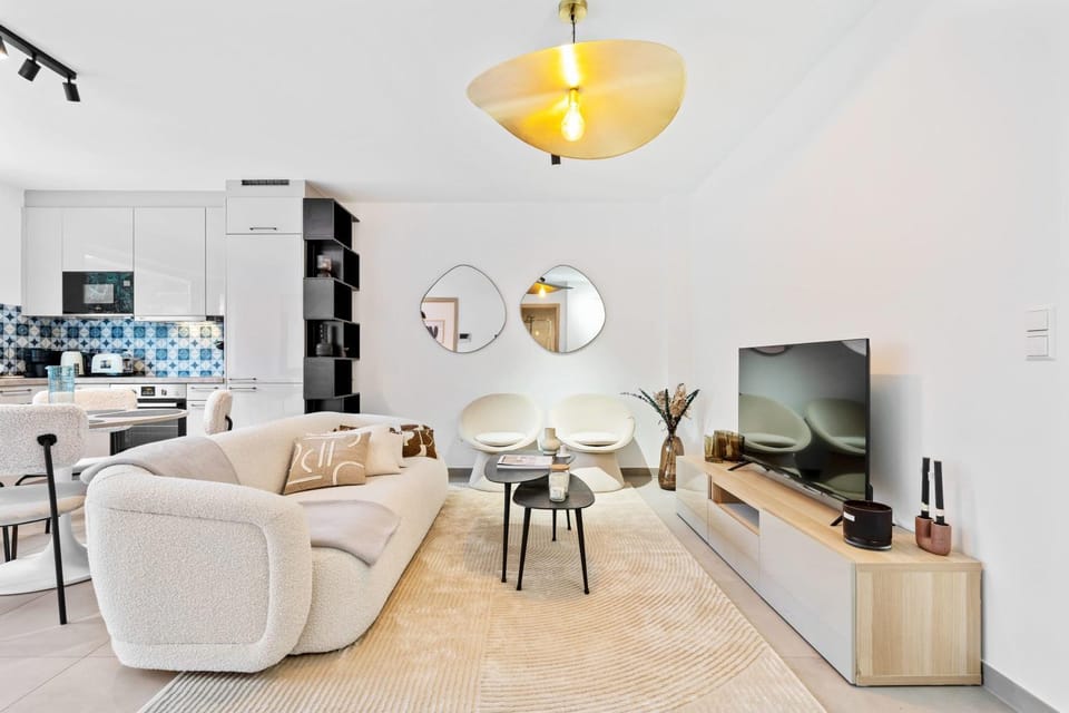Kitchen or kitchenette, Living room, Seating area, Dining area