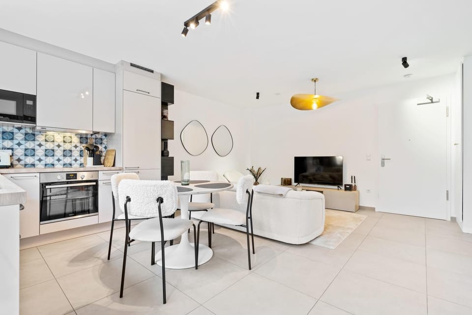 TV and multimedia, Kitchen or kitchenette, Living room, Seating area, Dining area