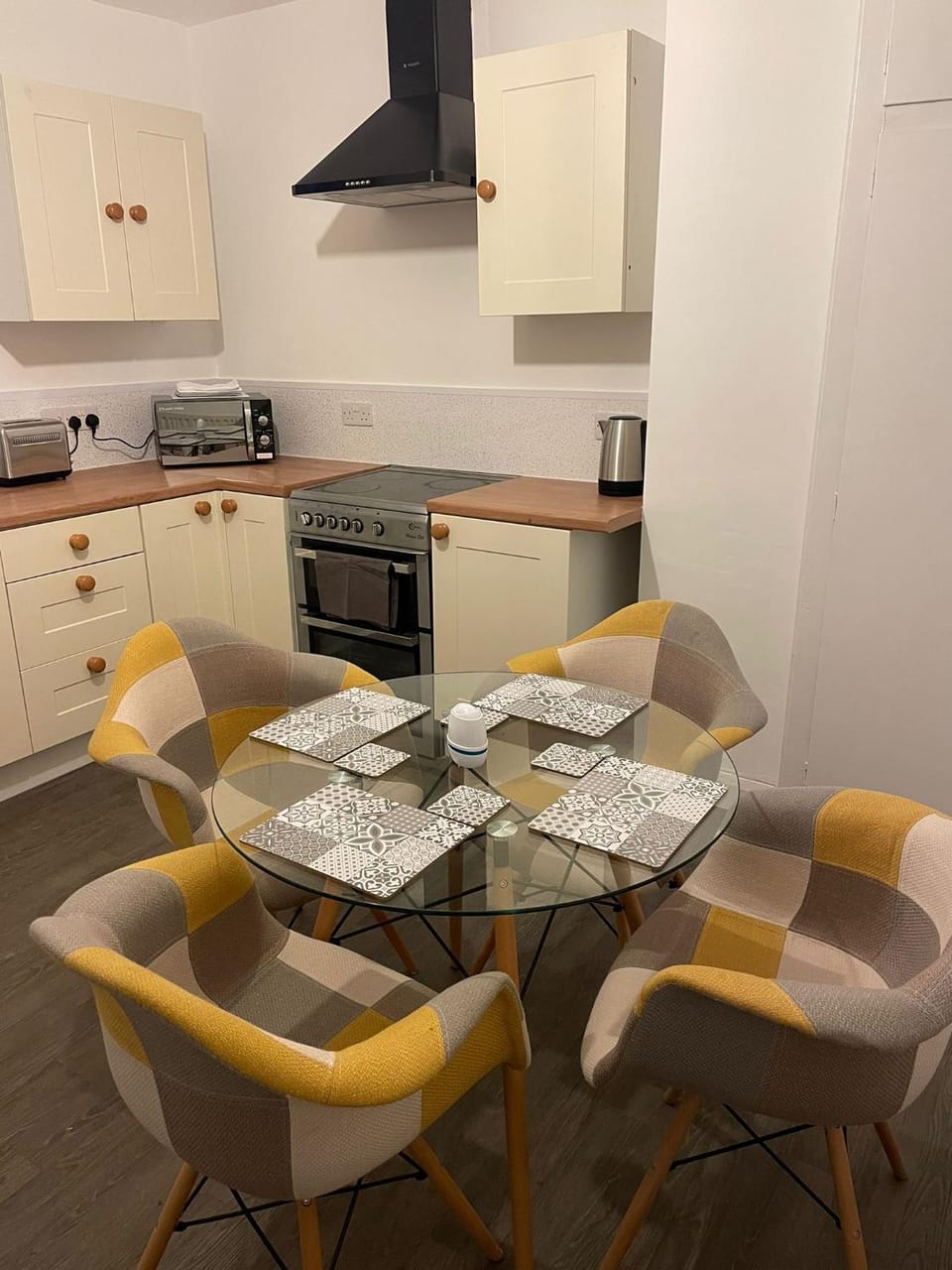 Coffee/tea facilities, Kitchen or kitchenette, Seating area, Dining area, oven, stove, toaster