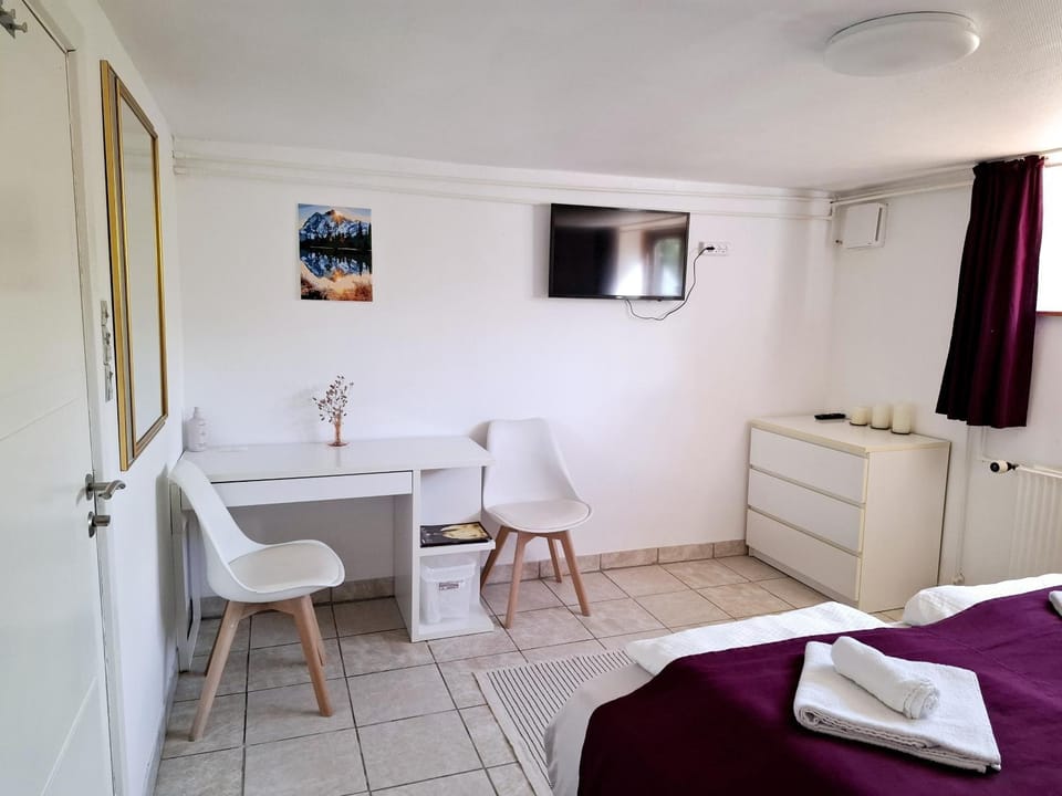 TV and multimedia, Seating area, Bedroom, wardrobe