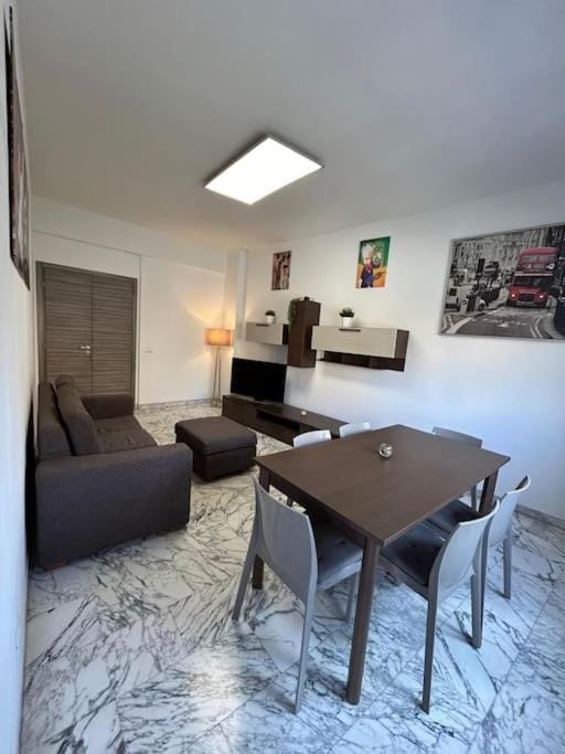 Prella House Roma 50 mt da Metro B Jonio Apartment in Rome