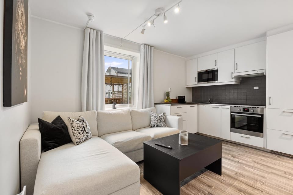 Kitchen or kitchenette, Seating area, Dining area, microwave, oven, stove