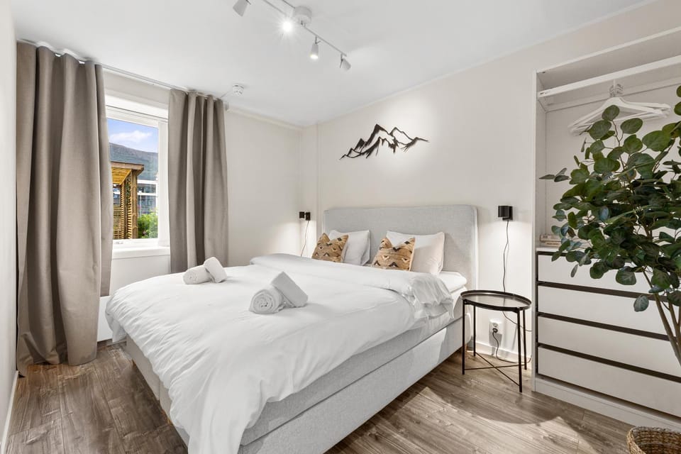 Bed, Photo of the whole room, Bedroom, towels, wardrobe