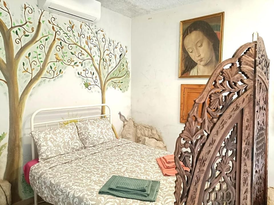 Bed, Photo of the whole room, Decorative detail, Bedroom, towels