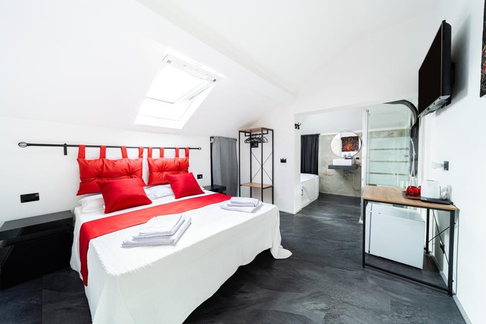 Bed, TV and multimedia, Photo of the whole room, Evening entertainment, Bedroom