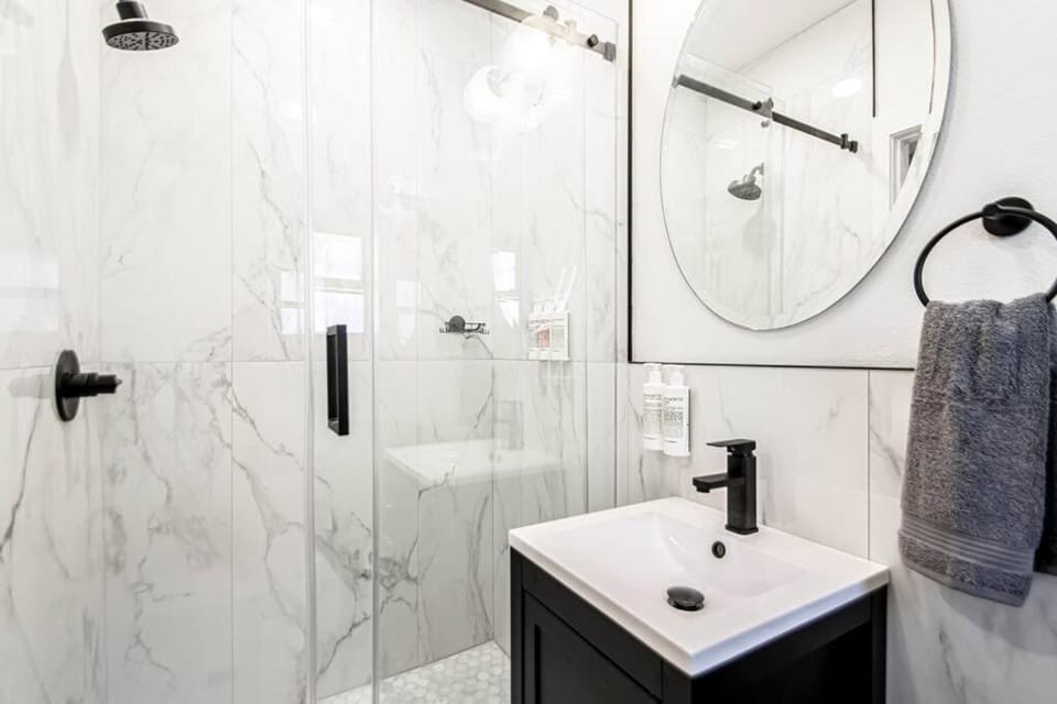 Shower, Toilet, Bathroom, towels