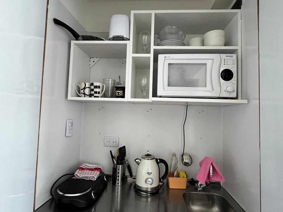 Coffee/tea facilities, Kitchen or kitchenette, stove, toaster