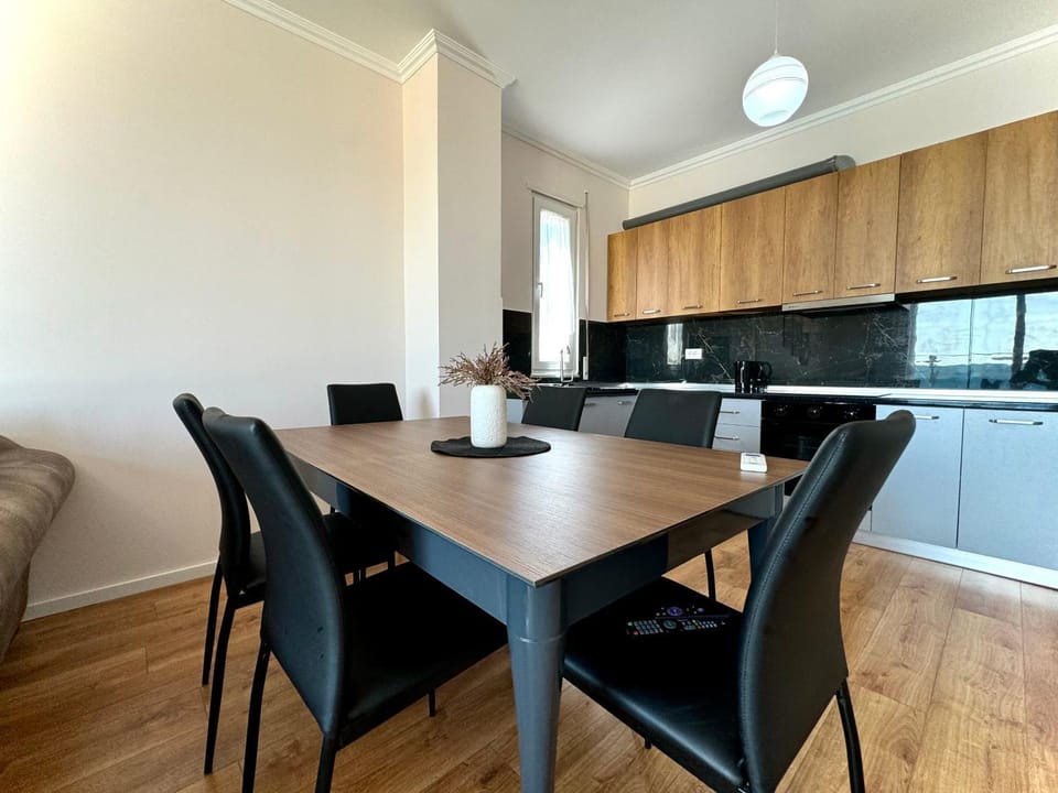 Kitchen or kitchenette, Seating area, Dining area