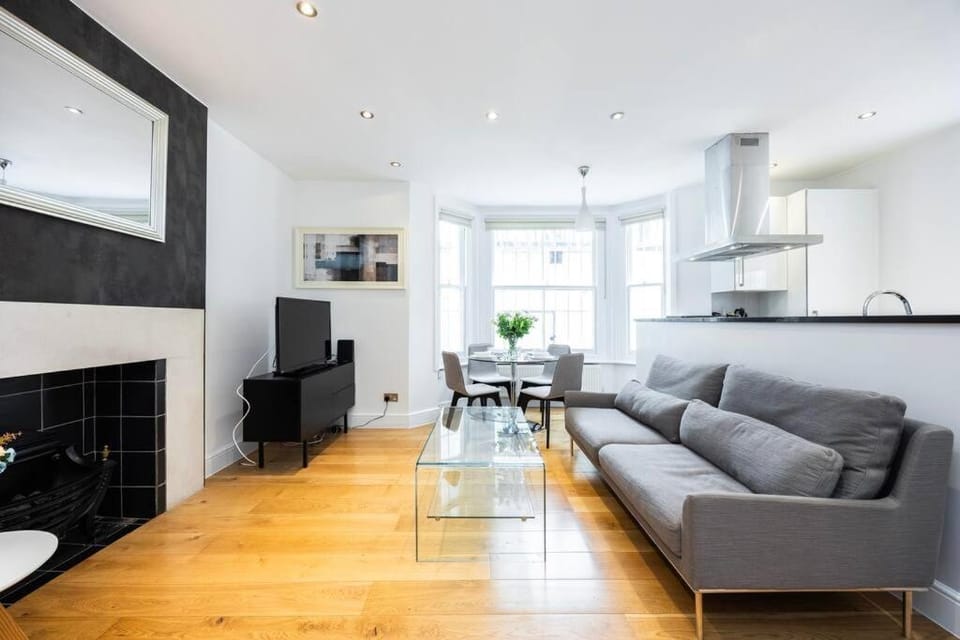 TV and multimedia, Kitchen or kitchenette, Living room, Seating area