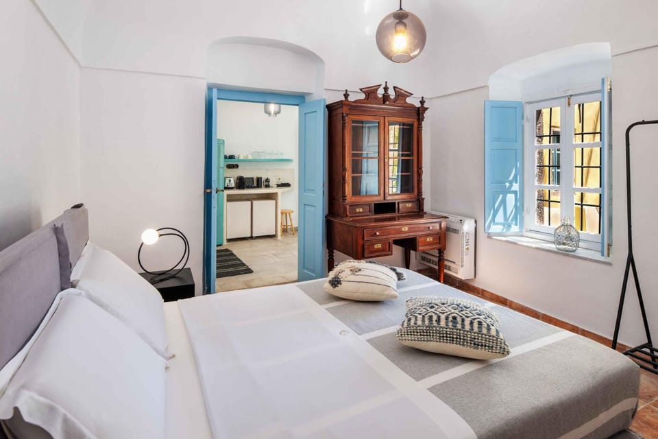 Bed, Kitchen or kitchenette, Decorative detail, Bedroom, air conditioner