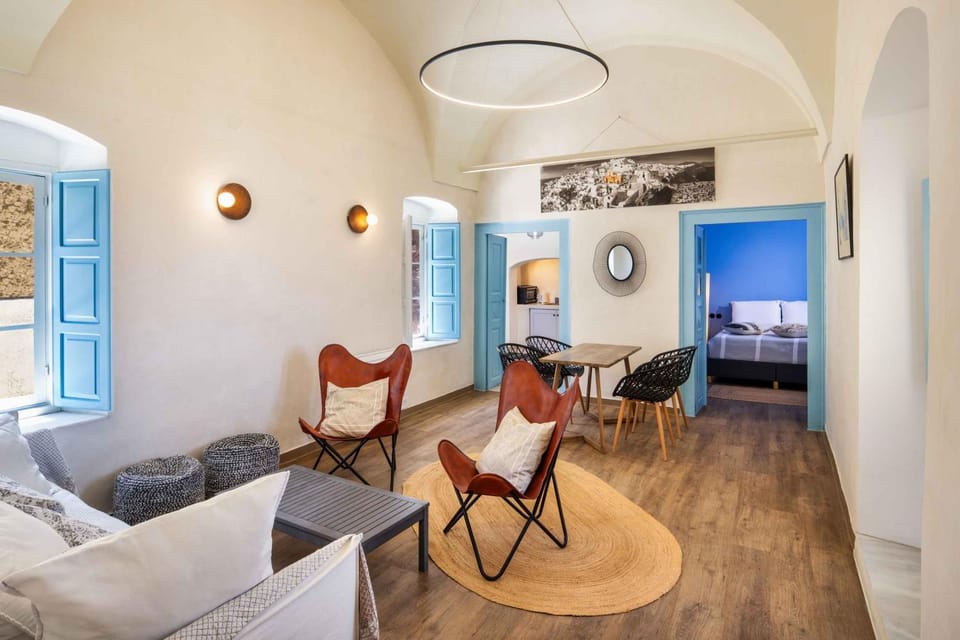 Living room, Photo of the whole room, Decorative detail, Seating area, Dining area, air conditioner