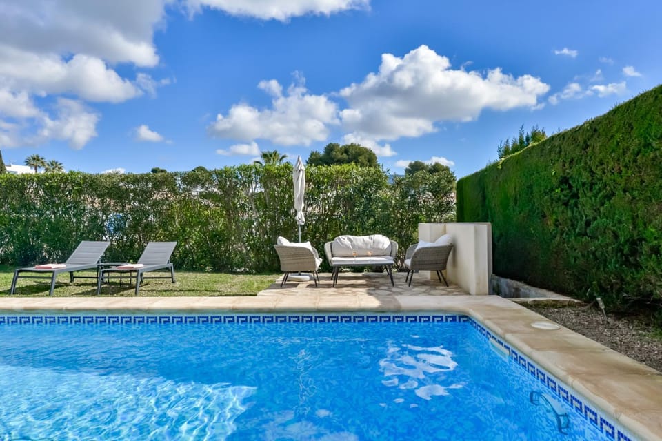 Swimming pool, sunbed