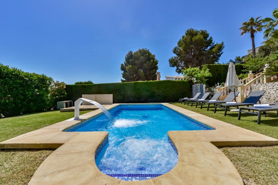Swimming pool, sunbed